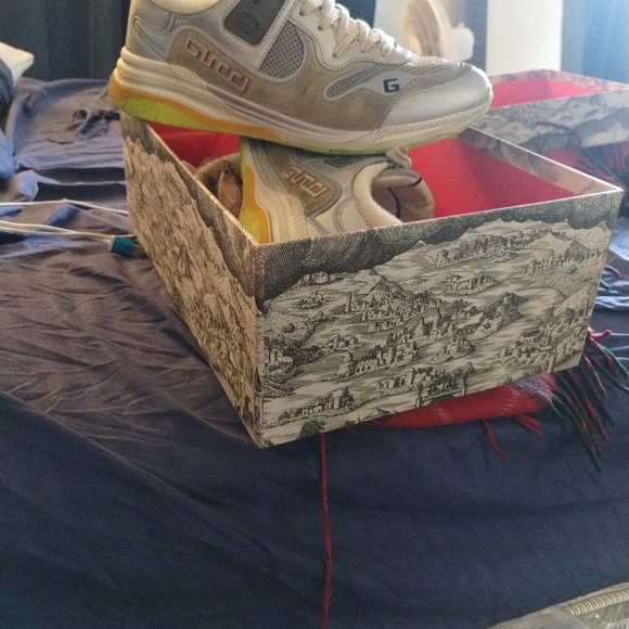 9/5 men authentic Gucci sneakers original box with extra shoelace good condition - Picture 8 of 8